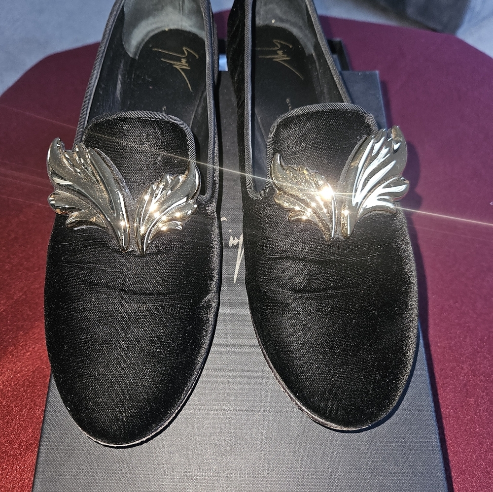 Chic Black Loafers with Gold Detailing - Picture 6 of 10